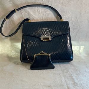 Koret Vintage Black Croc-Embossed Shoulder Bag. Interior pockets. Coin Purse.
